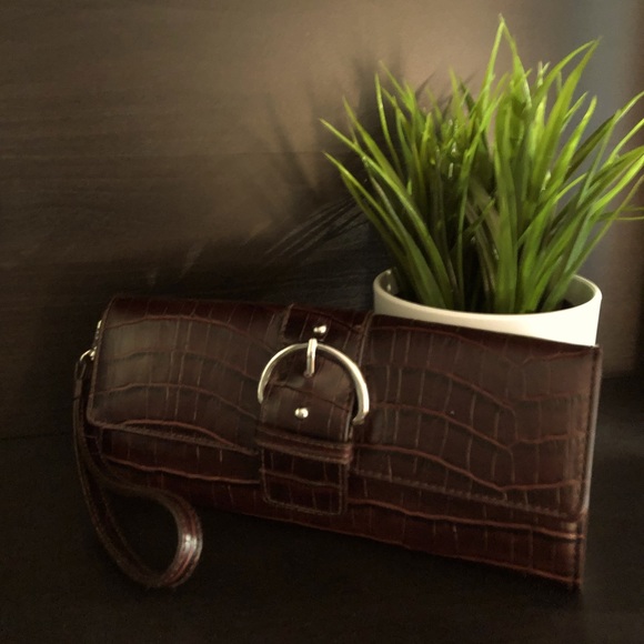 MUNDI Wide Buckle Clutch Wristlet || Burgundy - Picture 3 of 10